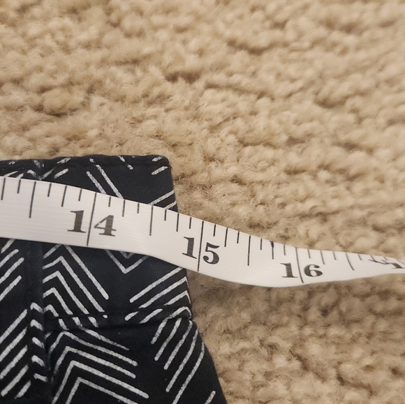 Juniors Size 3 Low Rise Chino Shorts Black White Arrows Chevron 29" Waist #R443 - Picture 4 of 5